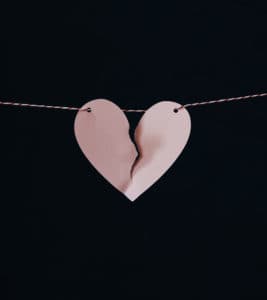 Foto de un corazón roto por Kelly Sikkema en Unsplash