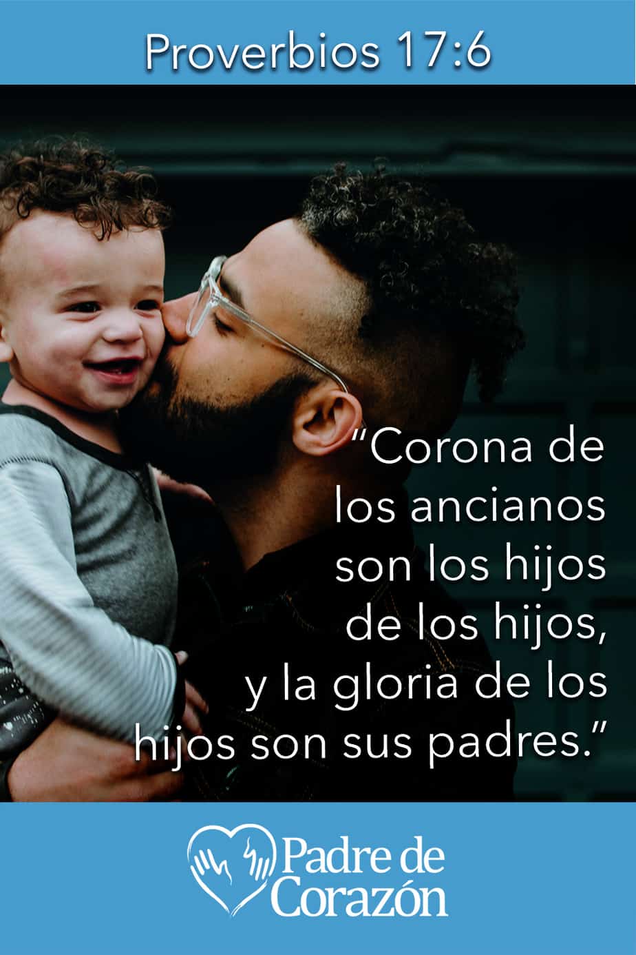 Imagen del padre besando a un niño en la mejilla con una superposición de Proverbios 17: 6